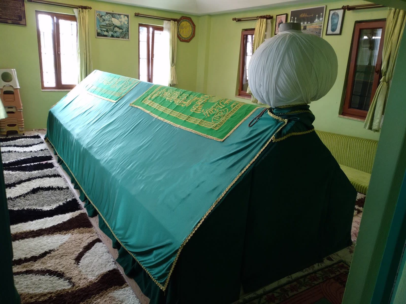 Sakar Baba Türbesi