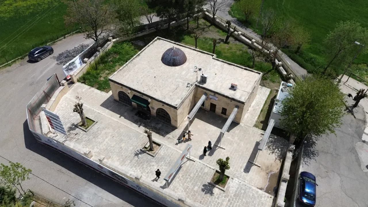 Abuzer Gaffari Türbesi