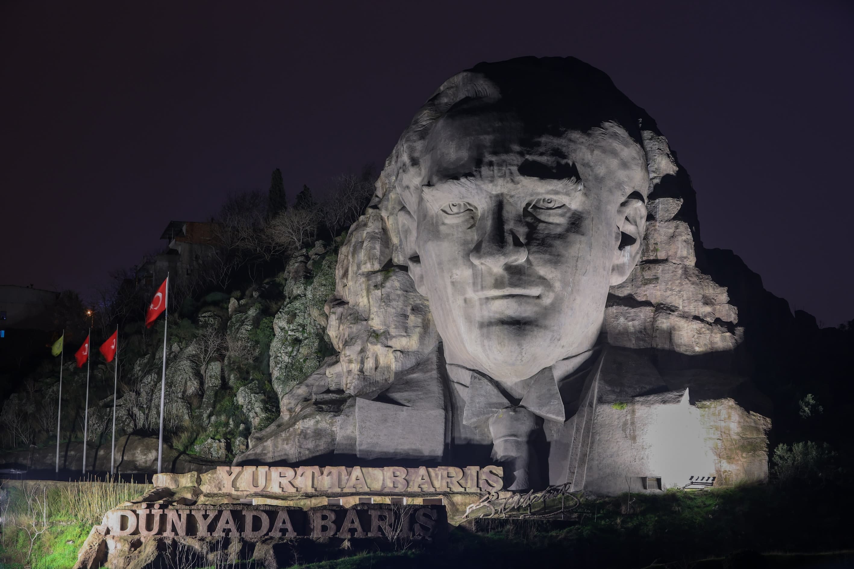 Atatürk Anıtı — İzmir yapılar