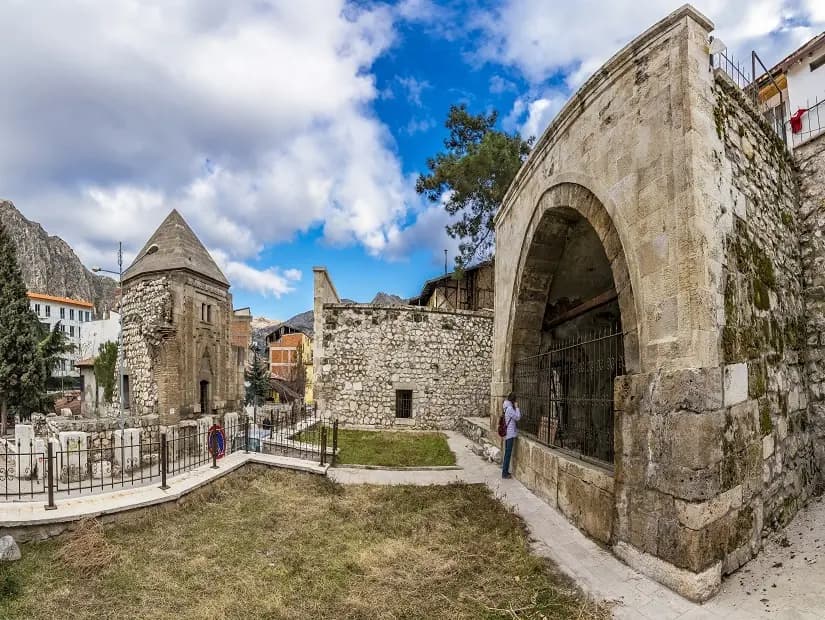 Kadılar Türbesi — Amasya gezilecek yerler