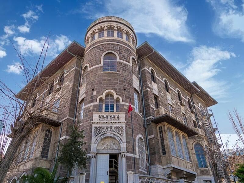 İzmir Arkeoloji Müzesi — İzmir müze ve saraylar