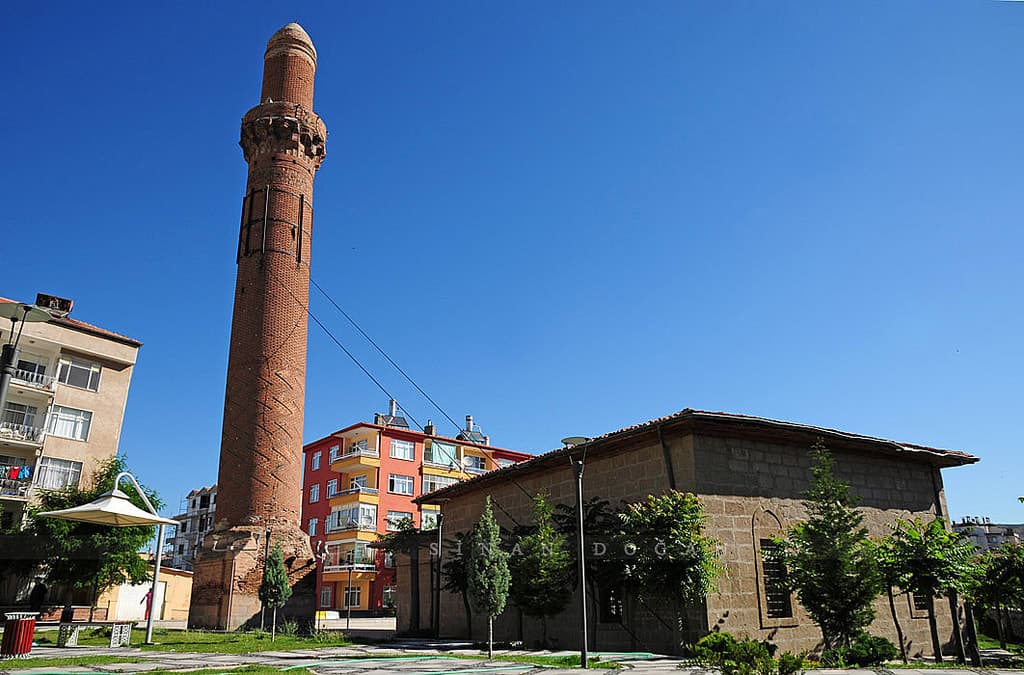 Kızıl Minare Cami — Aksaray gezilecek yerler