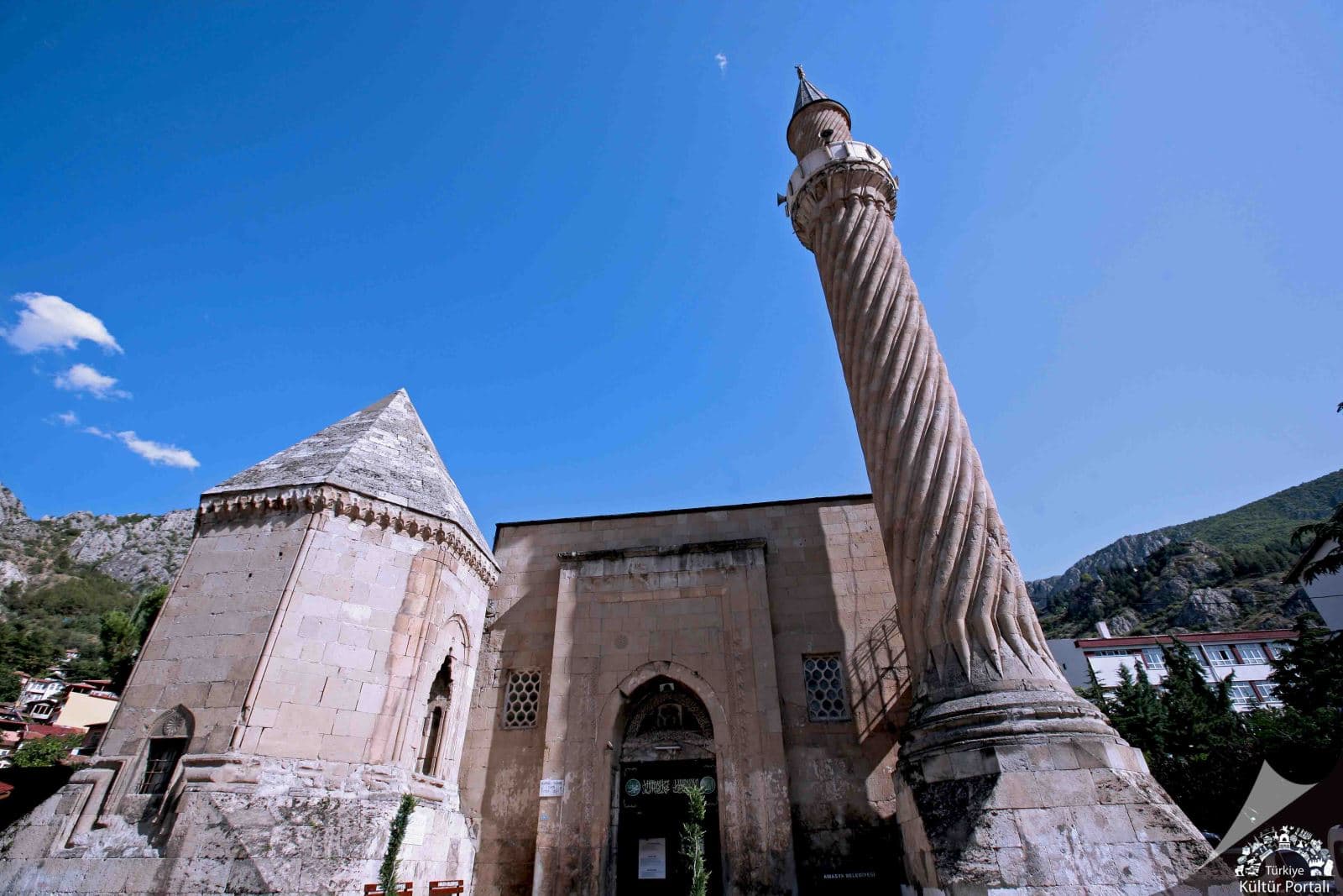Burmalı Minare Cami — Amasya gezilecek yerler